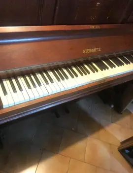 Piano droit, cadre métallique