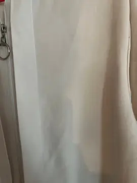 abaya avec auréole qui se voit très légèrement au niveau de la poitrine