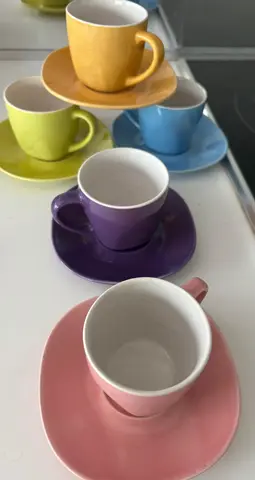 5 tasses couleur avec sous tasses