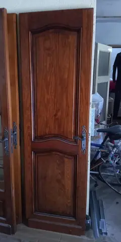Donne portes intérieures. Dimensions : Porte 1:207.5 x 62.5 Porte 2 et 3(vitrées) 208x82.5