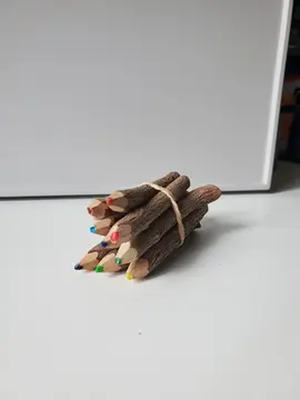 petits crayons de couleur bâtons