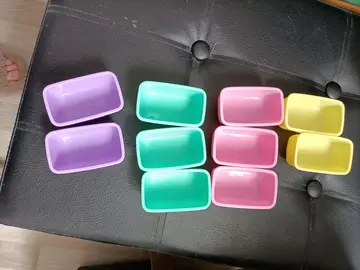 lot de petites baignoires en plastique multicolores
