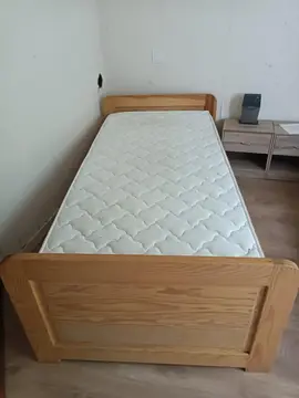 Donne 2 lits Enfants 200x90 avec matelas presque jamais servie suite décès
