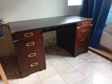 Bureau en bois foncé