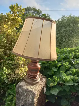 Belle lampe et tabouret breton