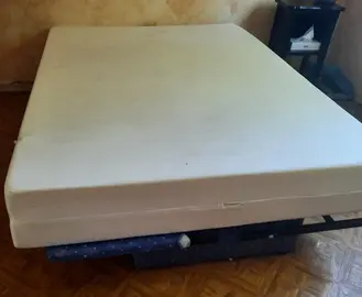 Donne un lit double avec sommier et matelas très très epais