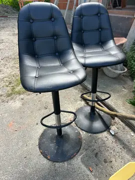 Deux tabourets de bar