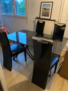table en verre et 4 chaises
