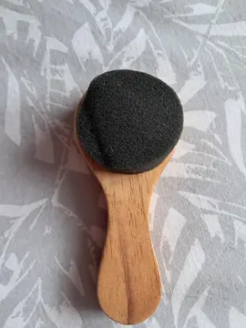 petite brosse à cirage neuve en mousse