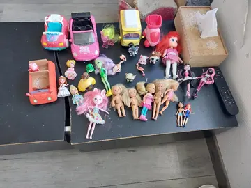 lot poupées et voitures