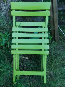 3 chaises de jardin endommagées
