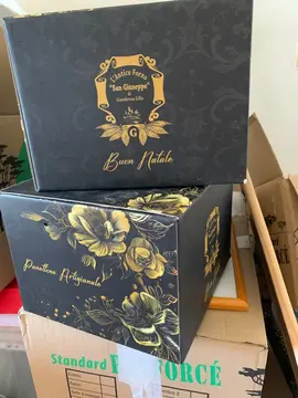 Donne quatre boîtes en carton propre à l’intérieur