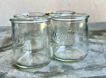 quatre. Gros pots de yaourt en verre.