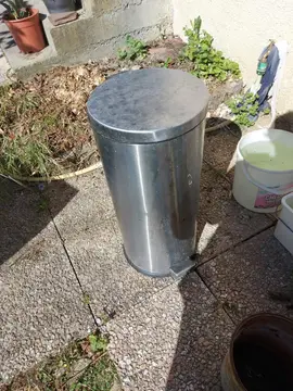 grande poubelle à pédales à dépoussiérer