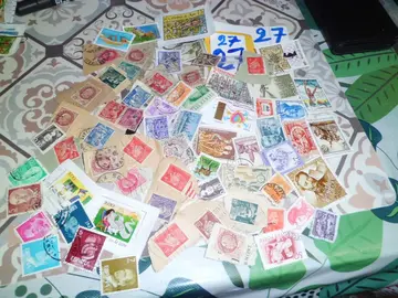 lot timbres monde 27
