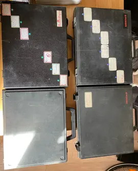 4 valisettes en plastique noir