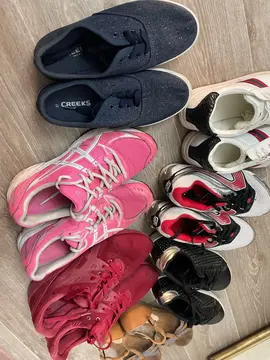 lot de chaussures variées