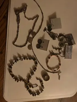 5 paire de boucle d’oreille t 3 colliers