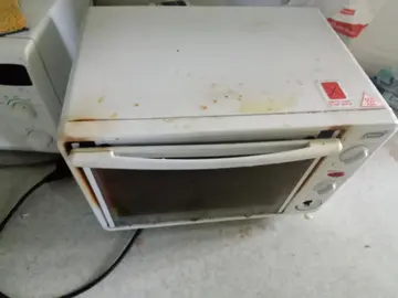donne du mobilier tel que TV avec meuble, un mini four, canapé 2 places, un buffet, meubles de SDB