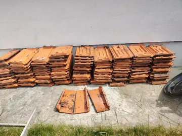 100 tuilles toit neuves jamais utilisées juste a nettoyer