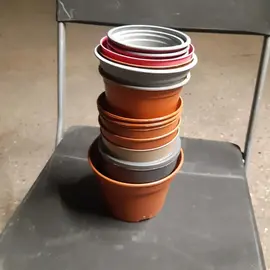 Lot de pots en plastique