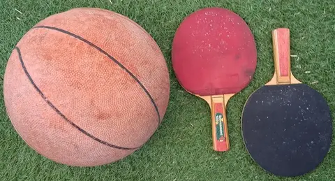 ballon basket et raquettes de ping-pong