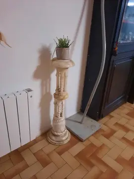 Donne jolie colonne en albâtre
