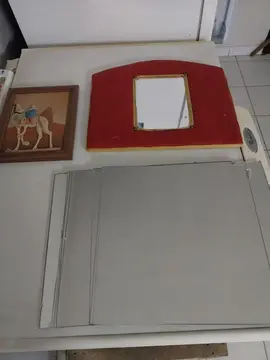lot de petits miroirs muraux