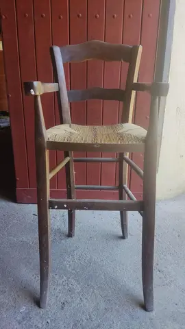 chaise-haute bébé paillée