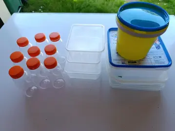 lot de boîtes plastiques
