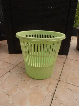Corbeille à papier en plastique