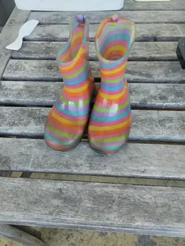 bottes de pluie couleur arc en ciel