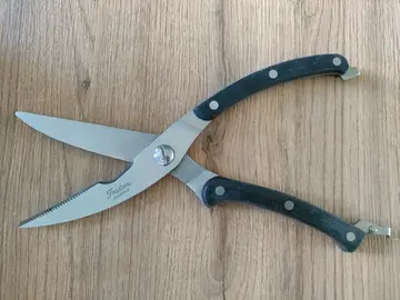 couteau (pour décortiquer les morceaux de poulet)