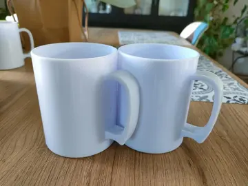 Gros mugs en plastique