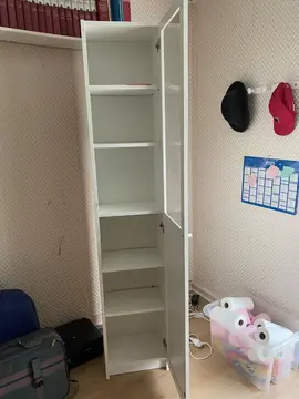 bibliothèque avec porte vitrée