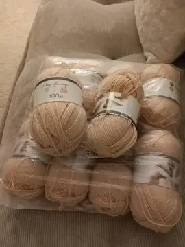 lot de 10 pelotes de laines couleur abricot et 4 beige marque Gifi