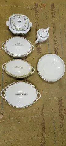 ensemble vaisselle 5 piéce + assiettes