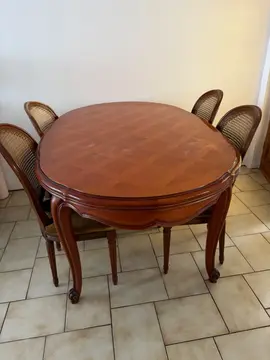 Table en bois extensible avec chaises