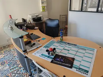 Bureau d'accueil en très bonne état