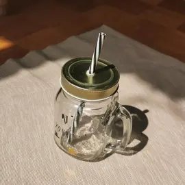 Tasse avec couvercle et paille