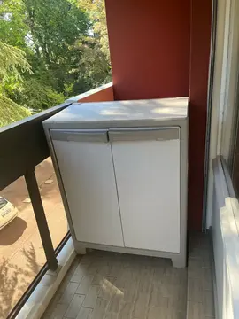 petit meuble de rangement imputrescible pour terrasse ou cave en très bon état