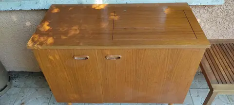 donne ancien meuble de couturière en bonne état très robuste et une petite table en bois