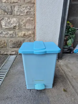 Petite poubelle bleue