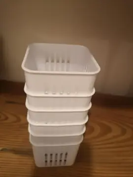 Petits contenants perforés
