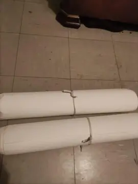 2 rouleaux de papier peint blanc.