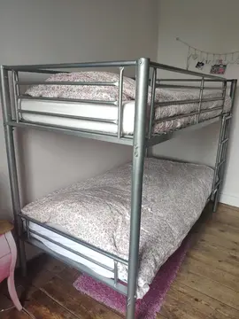 lits superposés en métal avec les matelas. le set est complet et en bon état.