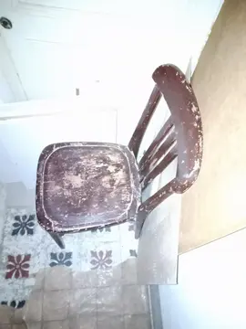 une chaise en bois à repeindre