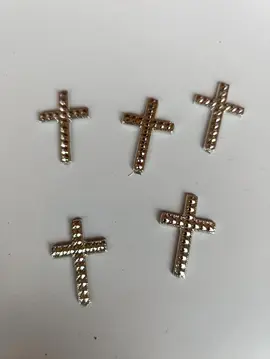 5 petites croix en plastiques