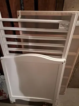 lit à barreaux avec matelas