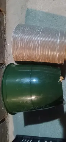 pot pour plante (l'un en plastique, l'autre en terre cuite)